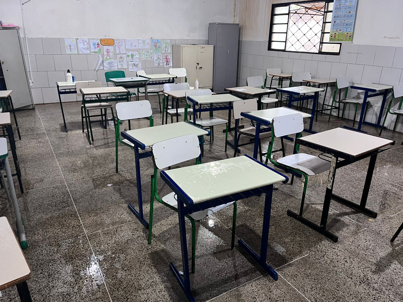 Quando chove dentro da sala: fiscalização aponta risco em escola municipal